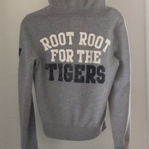 💕⚾️PINK VS DETROIT TIGERS zip up.Size medium ⚾️💕